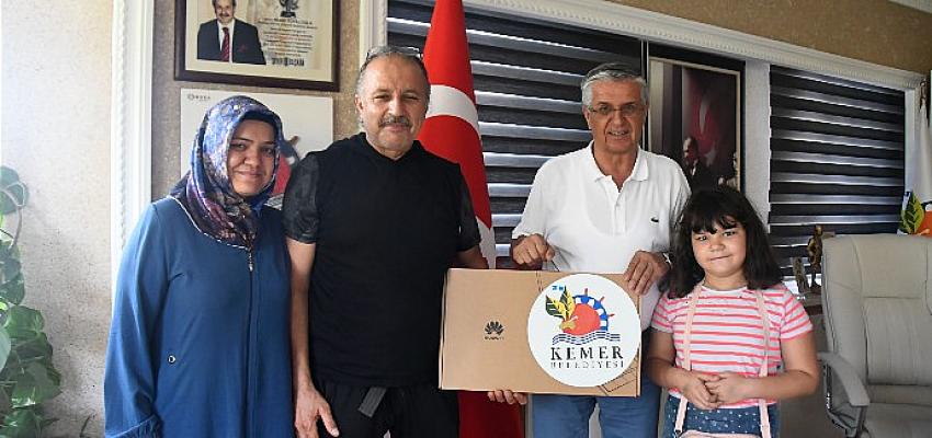 baskan-topaloglundan-hacettepe-tarih-ogrencisine-bilgisayar-hediyesi.jpg