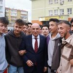 genc-ogrencilerden-baskan-altinoka-sevgi-gosterisi.jpg