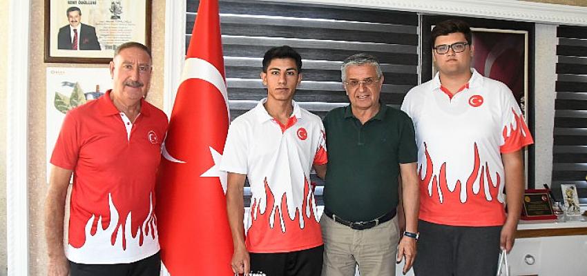 milli-sporcu-mikail-senden-baskan-topalogluna-ziyaret.jpg