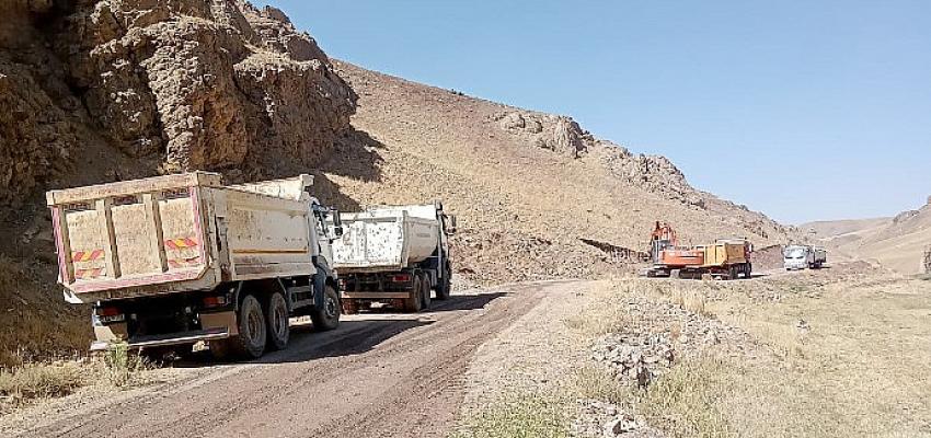 van-buyuksehir-belediyesi-gurpinarda-13-km-asfalt-yapti.jpg