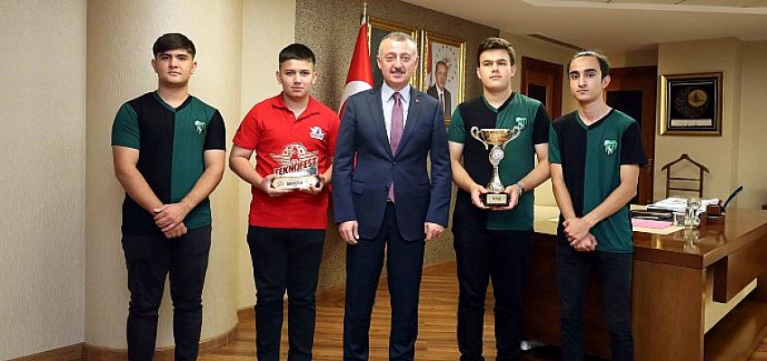 baskan-buyukakin-genclerimizi-desteklemeye-devam-edecegiz.jpg