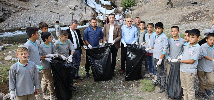 baskan-ozturk-ogrencilerle-bitlikte-cevre-temizligi-yapti.jpg
