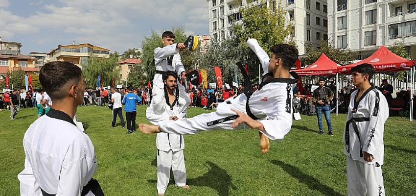 van-buyuksehir-belediyesi-amator-spor-haftasinda-kentteki-spor-kuluplerine-2-milyon-tllik-nakdi-yardimda-bulundu.jpg