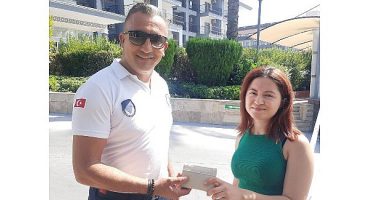 Zabıta personeli kayıp cüzdanı sahibine ulaştırdı