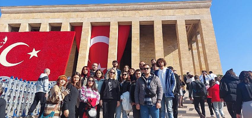 antalya-buyuksehirli-ogrenciler-atanin-huzurunda.jpg