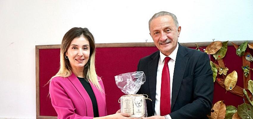 didim-belediye-baskani-ahmet-deniz-atabaydan-ogretmenlere-hediye.jpg