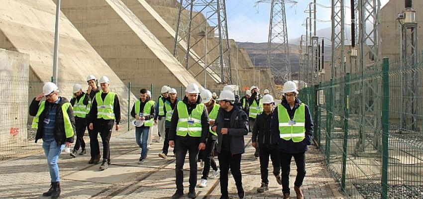 gelecegin-muhendisleri-turkiyenin-ilk-hibrit-enerji-santralini-ziyaret-etti.jpg