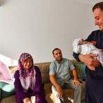 kahraman-itfaiyeci-yangindan-kurtardigi-nehir-bebekle-bulustu.jpg