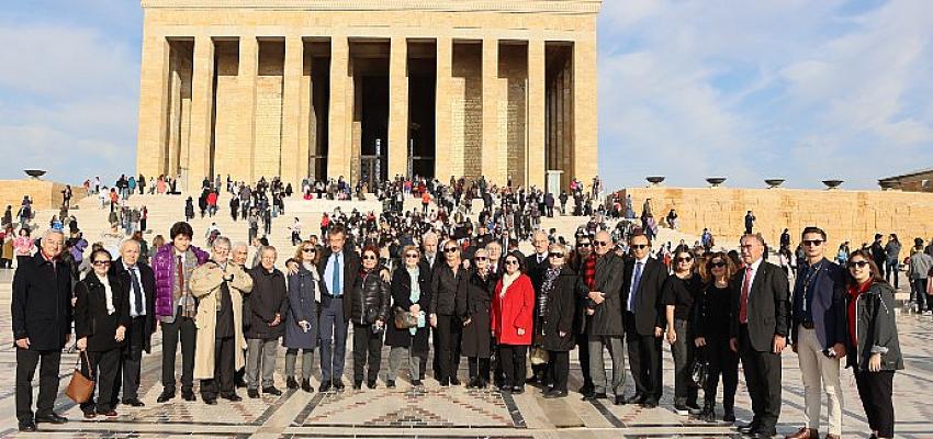 koc-toplulugunun-emekli-ust-duzey-yoneticilerini-bulusturan-koc-yonderden-anitkabir-ziyareti.jpg