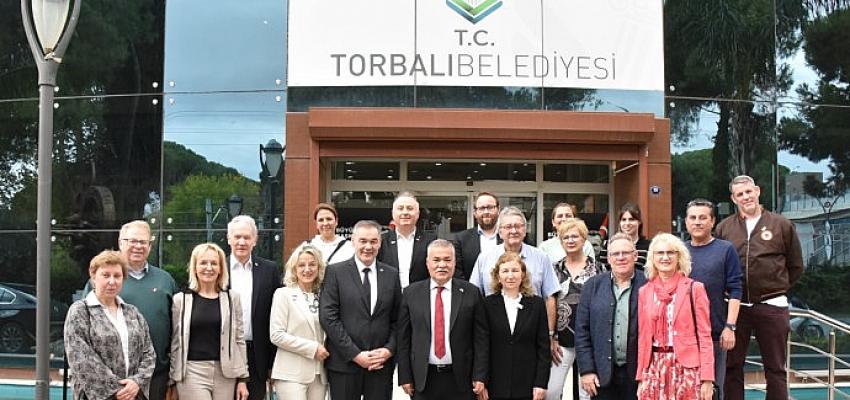 torbaliya-sinirlar-otesinden-ziyaret-alman-kardes-kent-yoneticileri-torbalida.jpg