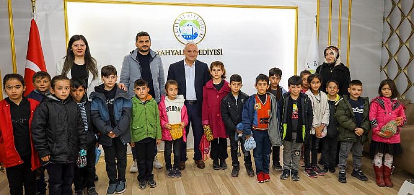 yahyali-belediye-baskani-esat-ozturk-kucuk-ogrencilere-belediyeciligi-anlatti.jpg
