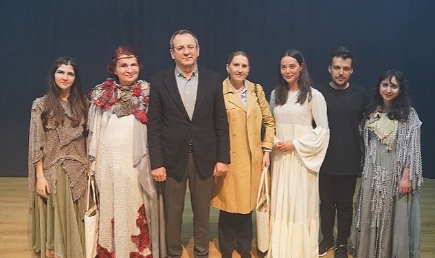 kadin-oyunlari-festivalinden-ruhumuza-dokunan-acilis.jpg