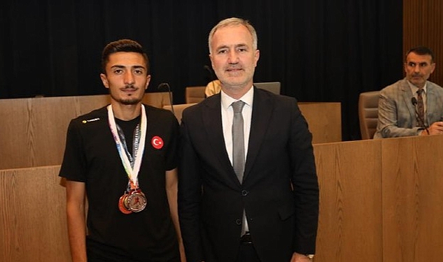 balkan-3uncusu-milli-sporcu-mecliste-odullendirildi.jpg