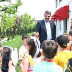 kartepe-belediye-baskani-av-m-mustafa-kocaman-derbent-ilkokulu-folklor-ekibi-ogrencilerini-misafir-etti.jpg