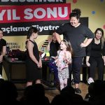 bayraklili-tiyatrocular-ayakta-alkislandi.jpg