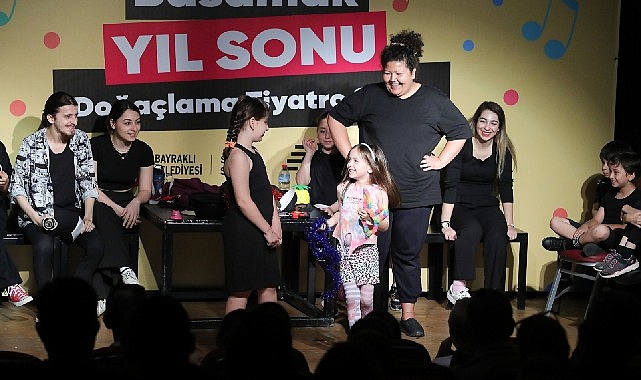 bayraklili-tiyatrocular-ayakta-alkislandi.jpg