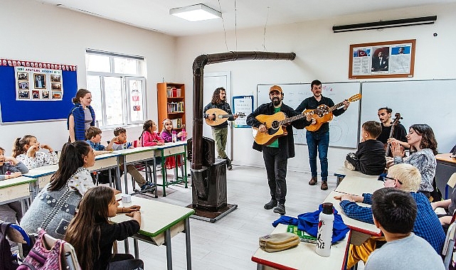 cocuklarin-ve-genclerin-hayatinda-muzikle-fark-yaratiyor-onur-kahvecioglu.jpg