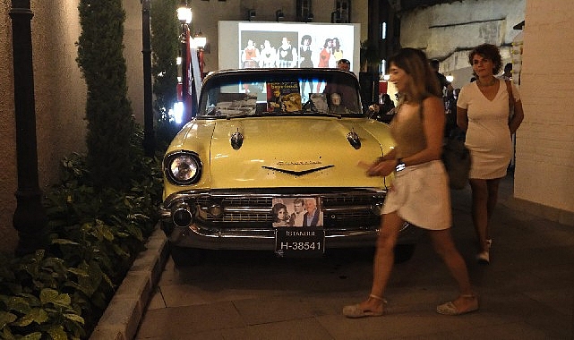 goksel-arsoyun-1957-model-chevroletsi-sanathanede-sergilendi.jpg