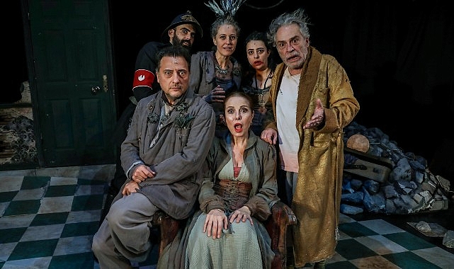 zuhal-olcay-ve-haluk-bilgineri-yillar-sonra-yeniden-bir-araya-getiren-kel-diva-adli-oyun-nilufer-tiyatro-festivali-kapsaminda-seyirci-ile-bulustu.jpg