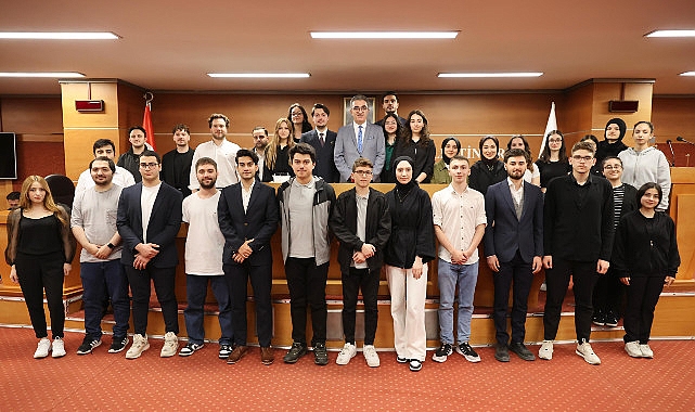 baskan-mutlu-bayrampasa-genclik-meclisi-uyeleriyle-bulustu.jpg