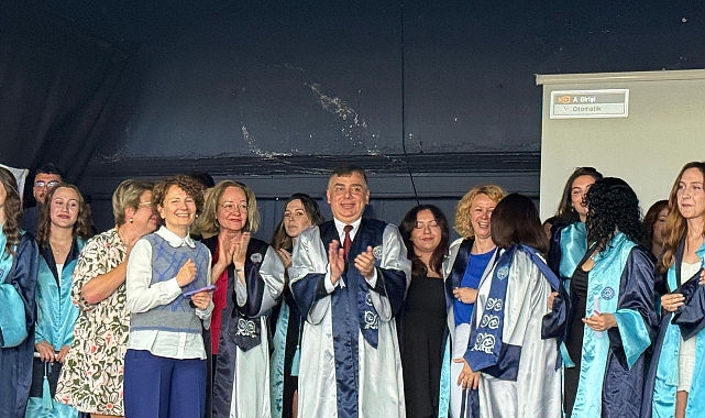 eu-cesme-turizm-fakultesinde-mezuniyet-coskusu.jpg