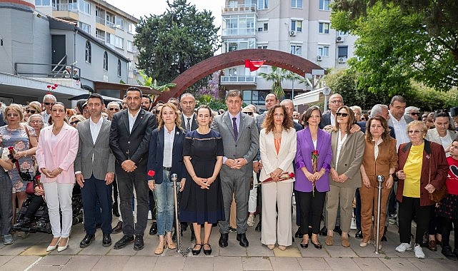 izmir-buyuksehir-belediye-baskani-dr-cemil-tugay-ulu-onder-gazi-mustafa-kemal-ataturkun-annesi-zubeyde-hanimi-anneler-gununde-kabri-basinda-andi.jpg