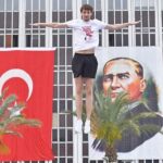 izmirde-19-mayis-coskusu-cumhuriyet-meydani-rengarenk.jpg