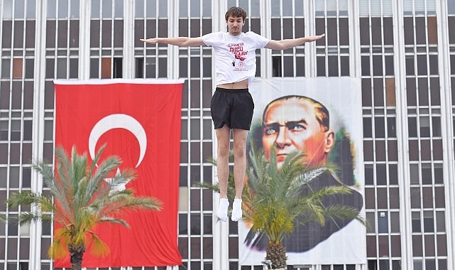 izmirde-19-mayis-coskusu-cumhuriyet-meydani-rengarenk.jpg