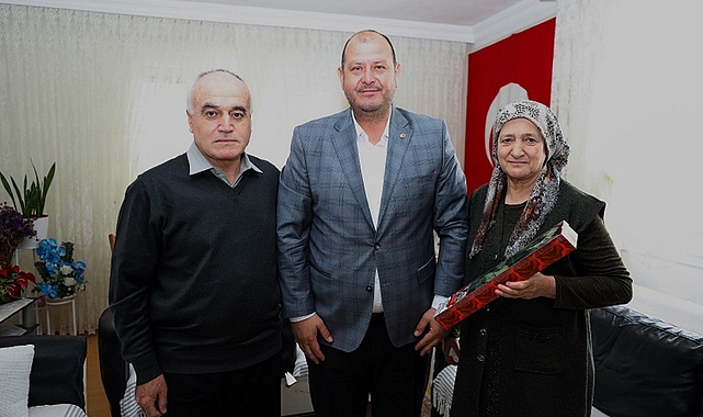 menderes-belediye-baskani-ilkay-cicek-anneler-gununde-sehit-anneleri-ile-huzurevinde-yasayan-anneleri-unutmadi.jpg