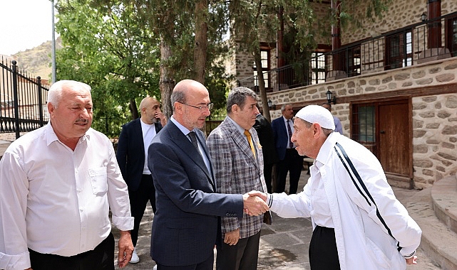selcuklu-belediye-baskani-ahmet-pekyatirmaci-namaz-sonrasinda-vatandaslarla-hasbihal-etti.jpg